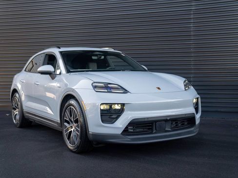 New 2026 Porsche Macan 4 Electric image 12