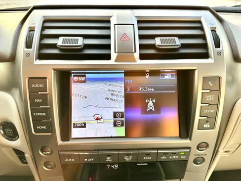 Used 2019 Lexus GX 460 Premium w/ Premium Package AWD/4WD image 28