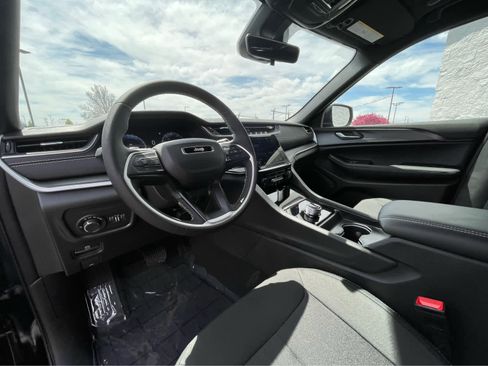 New 2025 Jeep Grand Cherokee Laredo w/ Luxury Tech Group I image 2