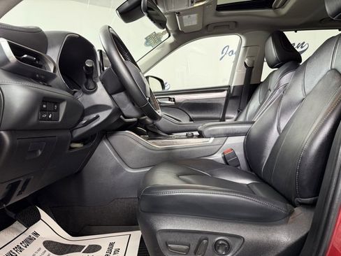 Used 2023 Toyota Highlander Limited image 12