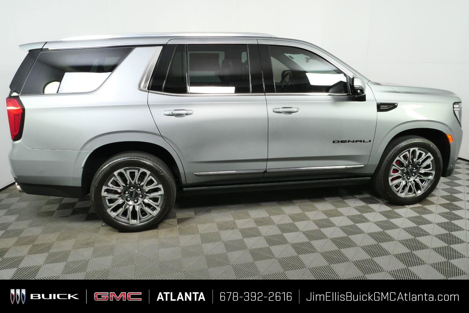 Certified 2023 GMC Yukon Denali Ultimate w/ LPO, Floor Liner Package AWD/4WD image 3