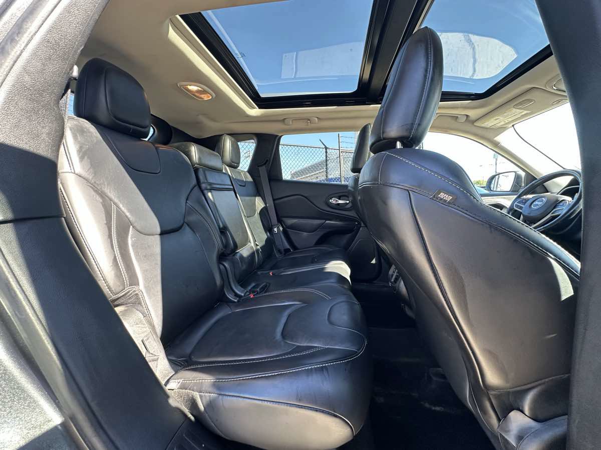Used 2017 Jeep Cherokee Limited AWD/4WD image 34