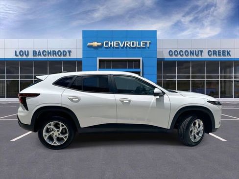 Used 2025 Chevrolet Trax LS w/ LS Convenience Package FWD image 9
