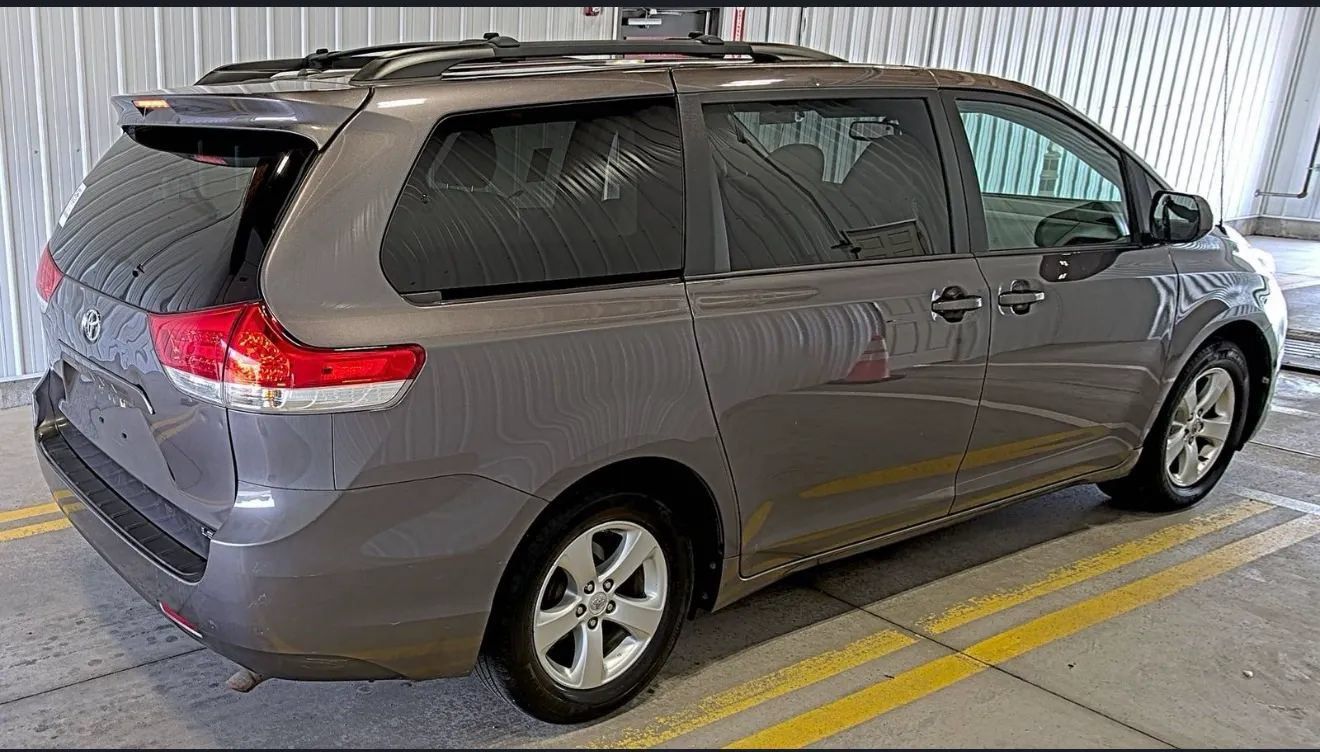 Used 2012 Toyota Sienna LE FWD image 4