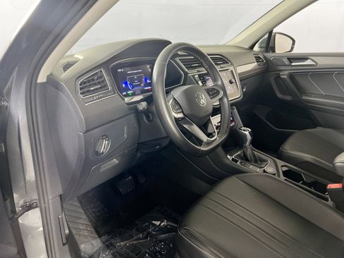 Used 2022 Volkswagen Tiguan SE image 9