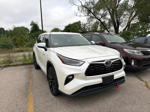 Used 2021 Toyota Highlander LE AWD/4WD image 3