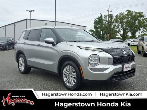 Used 2024 Mitsubishi Outlander ES image 1