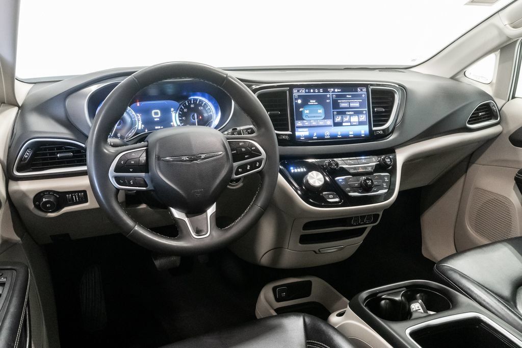 Certified 2024 Chrysler Pacifica Touring-L FWD image 7