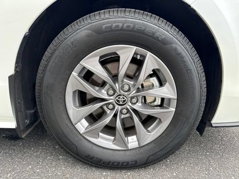 Used 2021 Toyota Sienna XLE w/ XLE Plus Package AWD/4WD image 11