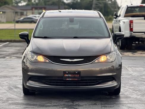 Used 2020 Chrysler Voyager LX image 5