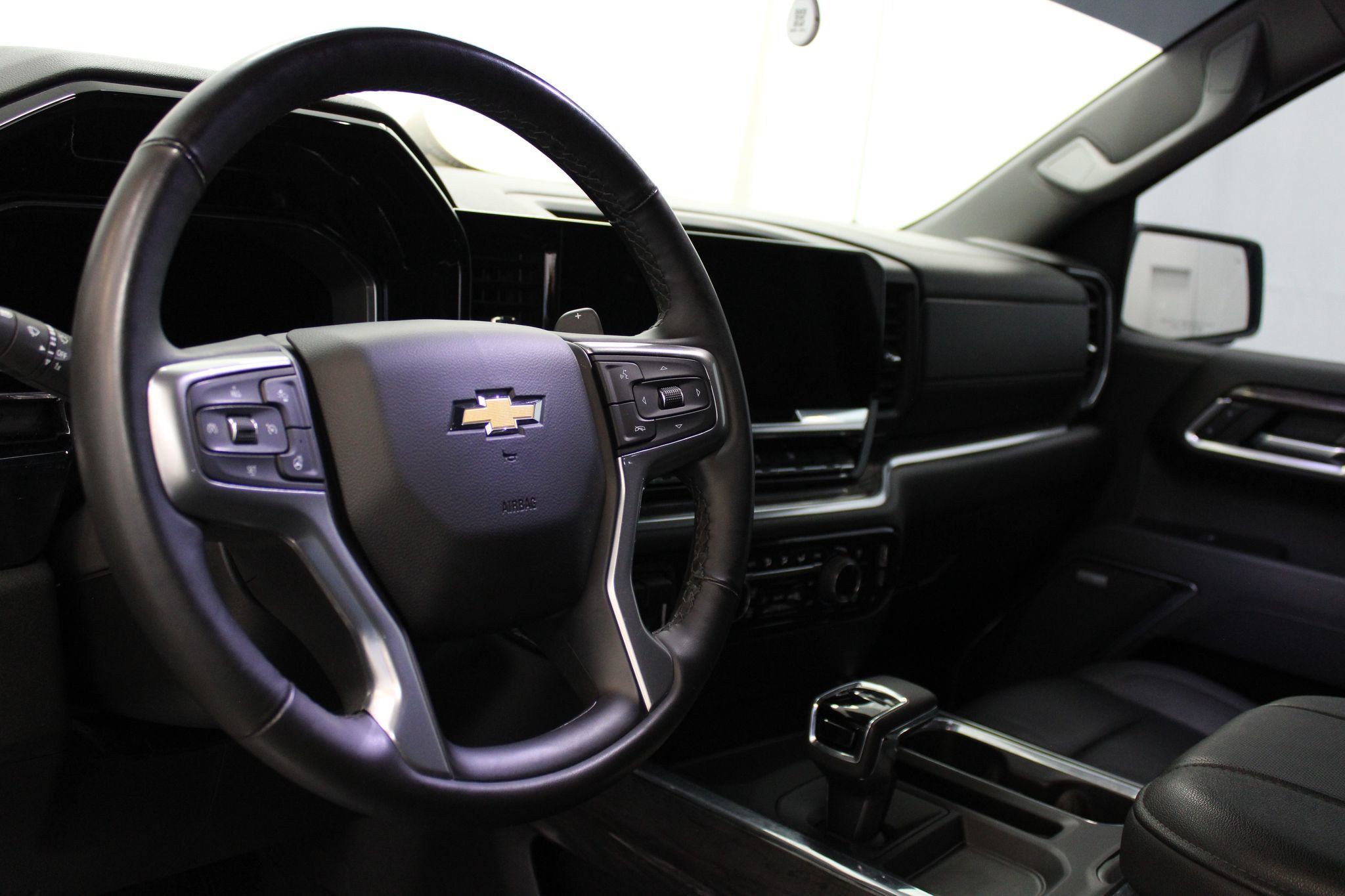 Used 2025 Chevrolet Silverado 1500 LTZ AWD/4WD image 16