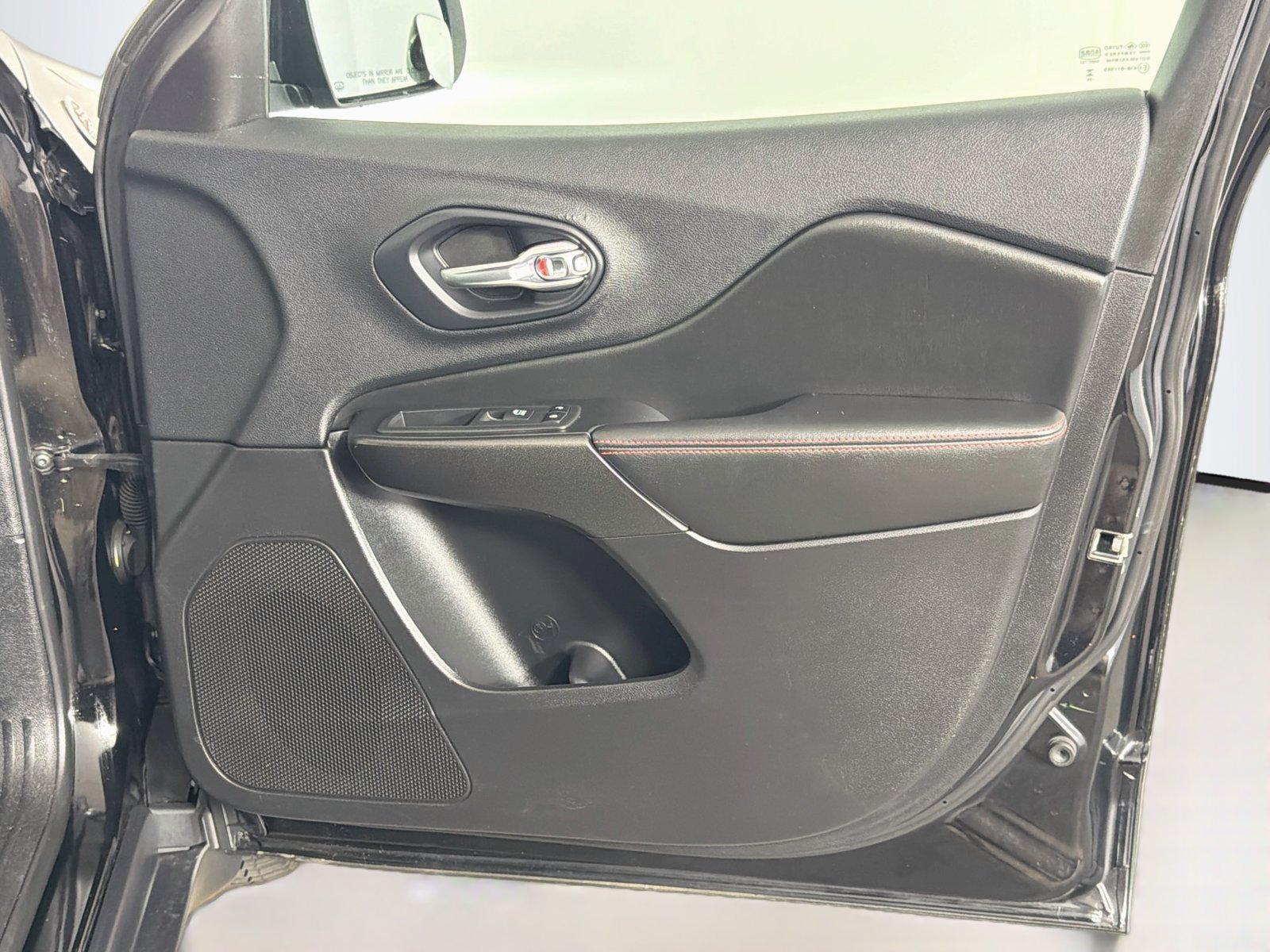 Used 2019 Jeep Cherokee Trailhawk w/ Cold Weather Group AWD/4WD image 32