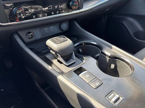 Used 2025 Nissan Rogue SV FWD image 43