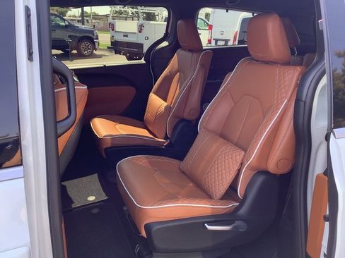 Used 2024 Chrysler Pacifica Pinnacle image 26