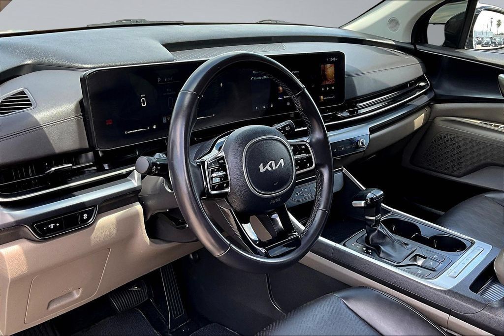 Used 2025 Kia Carnival FWD image 17