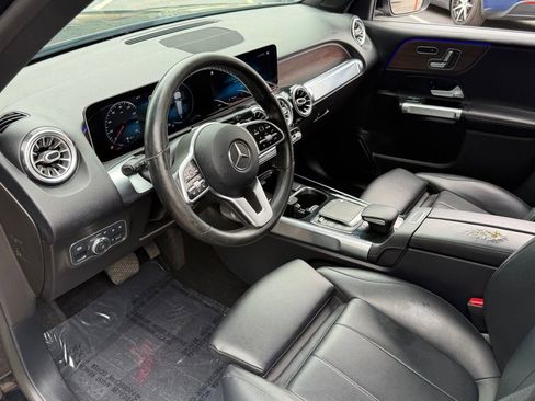 Used 2021 Mercedes-Benz GLB 250 4MATIC w/ Premium Package image 24