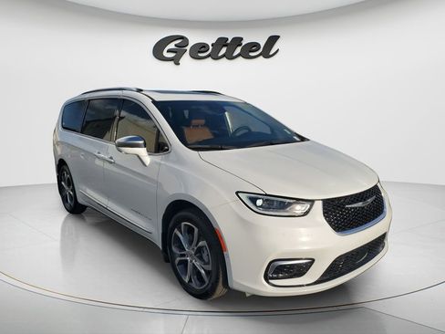 Used 2024 Chrysler Pacifica Pinnacle w/ Trailer Tow Group AWD/4WD image 3