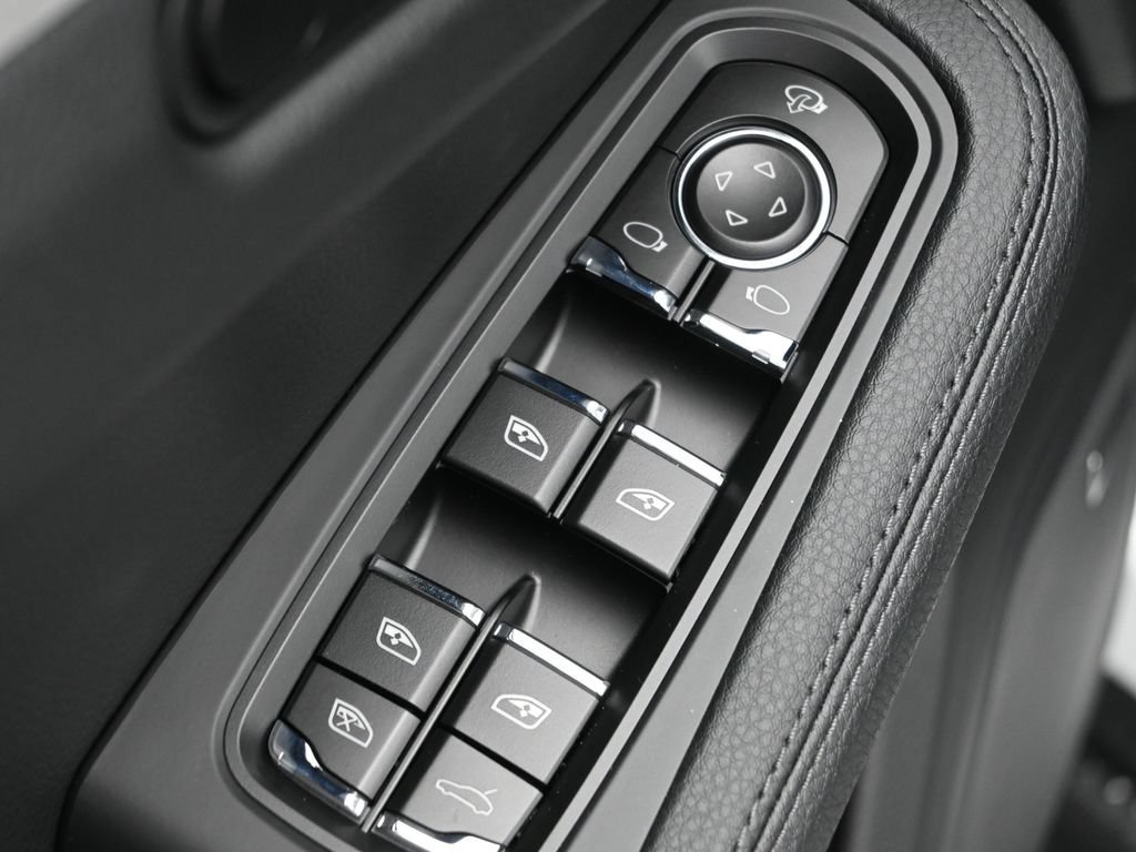 Certified 2026 Porsche Macan AWD/4WD image 9