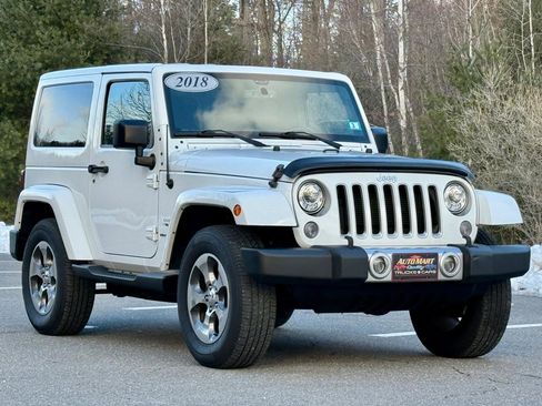 Used 2018 Jeep Wrangler Sahara w/ Connectivity Group AWD/4WD image 5