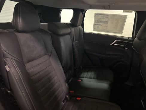 New 2025 Mitsubishi Outlander SE image 12