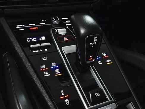 Used 2022 Porsche Cayenne Coupe image 32