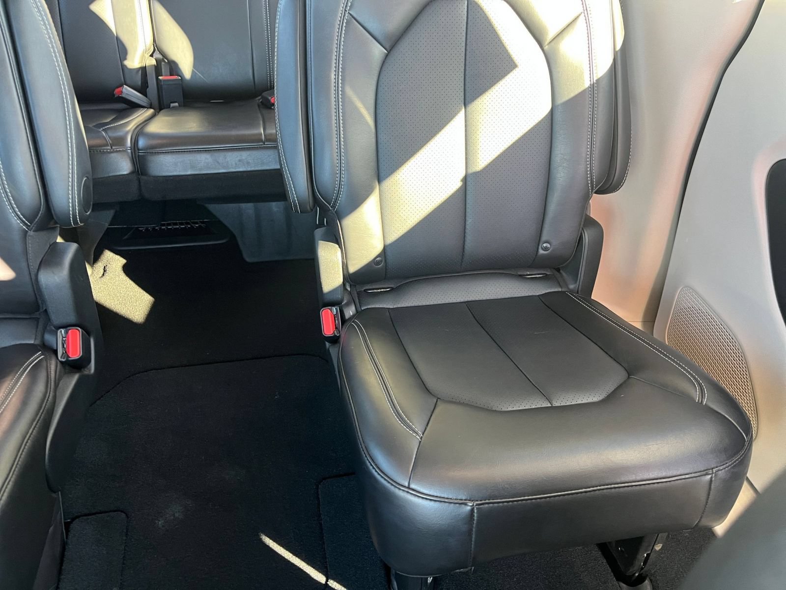 Used 2024 Chrysler Pacifica Touring-L FWD image 39