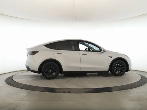 Used 2021 Tesla Model Y Long Range image 6