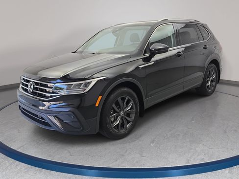 Used 2023 Volkswagen Tiguan SE w/ Panoramic Sunroof Package FWD image 1