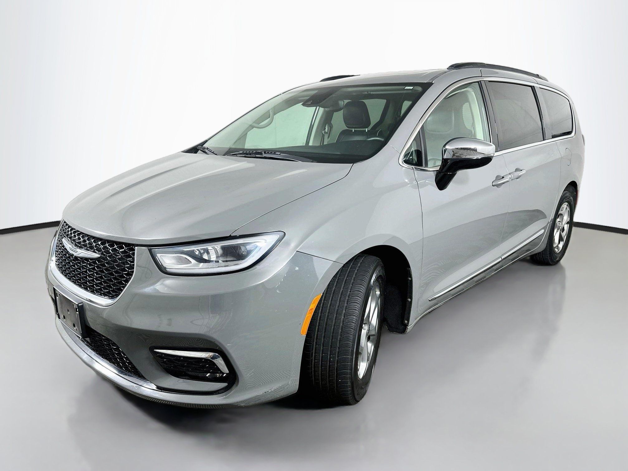 Used 2023 Chrysler Pacifica Limited FWD image 3