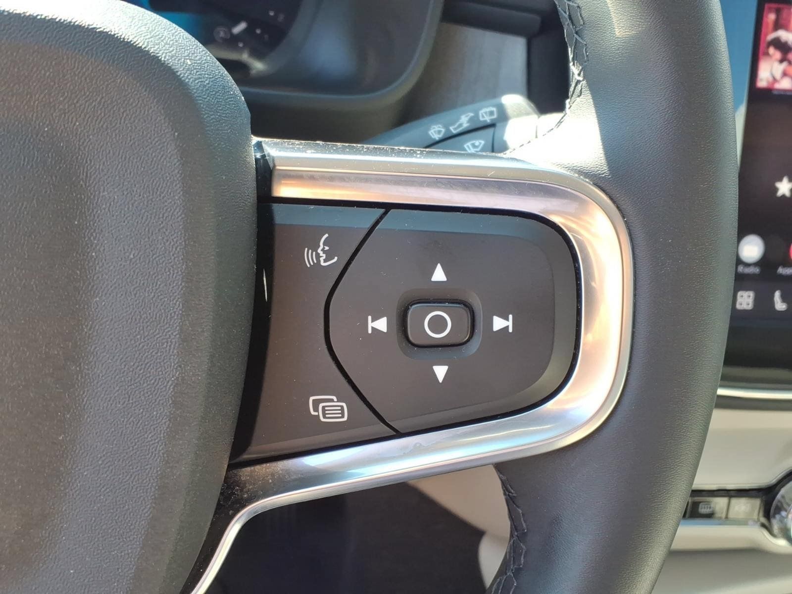 Used 2024 Volvo XC40 B5 Plus AWD/4WD image 29