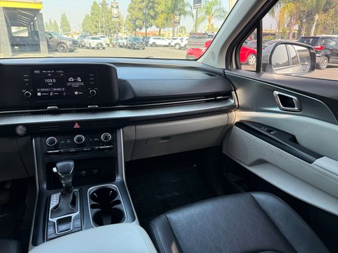 Used 2022 Kia Carnival LX image 24