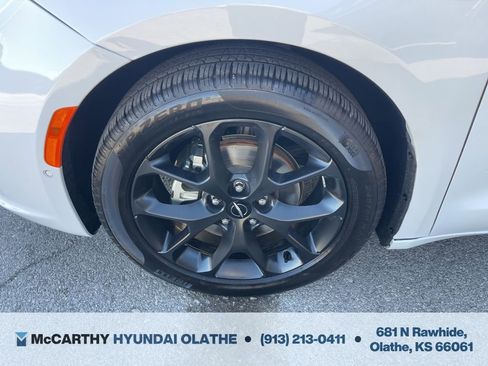 Used 2025 Chrysler Pacifica Limited FWD image 18