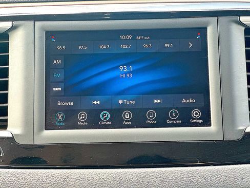 Used 2021 Chrysler Voyager Lxi image 12