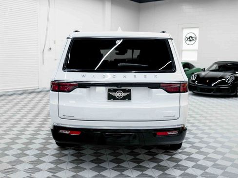 Used 2023 Jeep Wagoneer Series III w/ Premium Group I AWD/4WD image 9