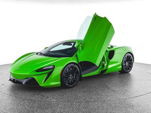 New 2025 McLaren Artura image 8