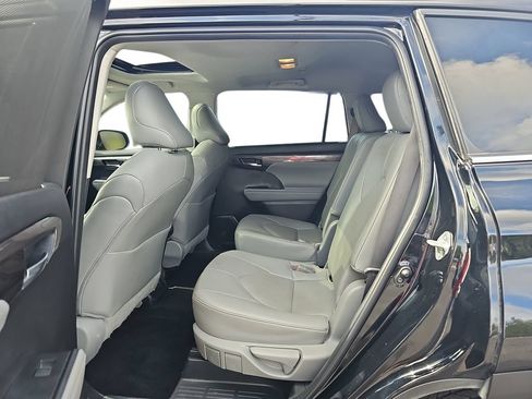 Used 2022 Toyota Highlander Limited FWD image 14