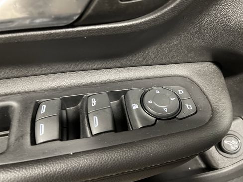 Used 2023 GMC Terrain SLT image 9