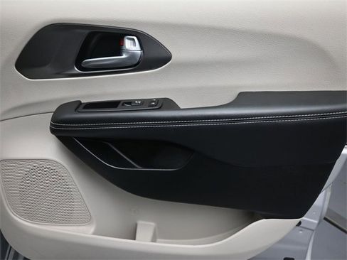 Used 2024 Chrysler Pacifica Select image 26