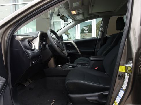 Used 2015 Toyota RAV4 XLE AWD/4WD image 9