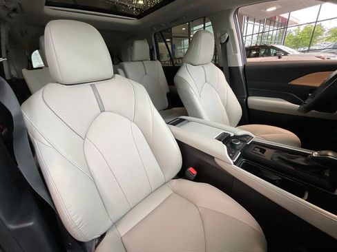 Certified 2025 Toyota Grand Highlander AWD image 19