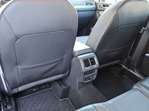 Used 2018 Volkswagen Tiguan SEL Premium AWD/4WD image 18