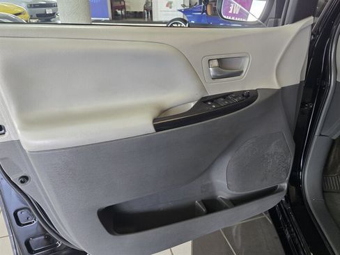 Used 2015 Toyota Sienna LE FWD image 8