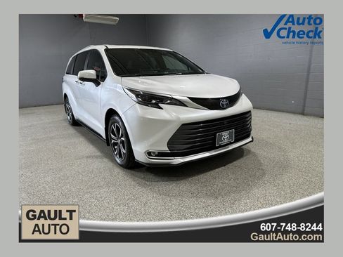 Certified 2025 Toyota Sienna Platinum AWD/4WD image 1
