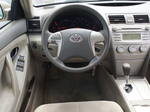Used 2010 Toyota Camry LE FWD image 5