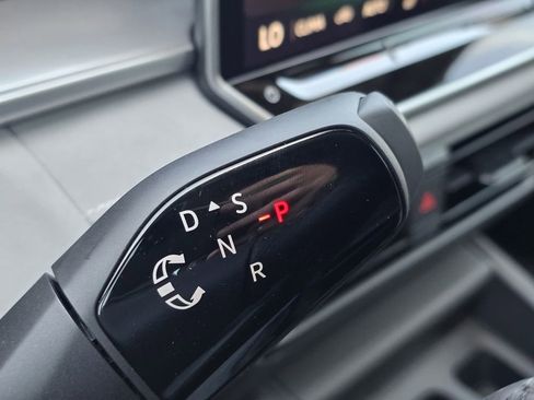 Used 2026 Volkswagen Tiguan SE R-Line image 17