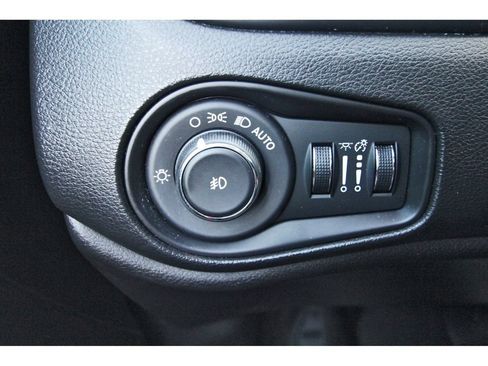 Used 2015 Jeep Renegade Latitude AWD/4WD image 23