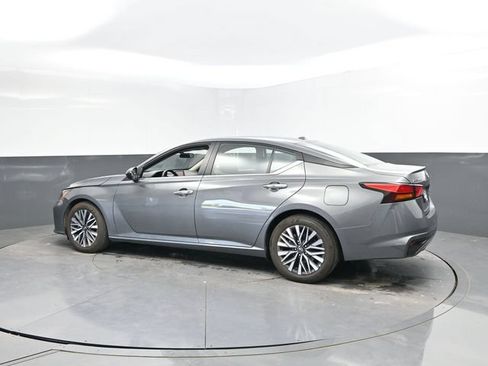 Used 2025 Nissan Altima 2.5 SV FWD image 8