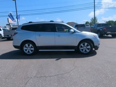 Used 2017 Chevrolet Traverse LT w/ Style and Technology Package FWD image 26