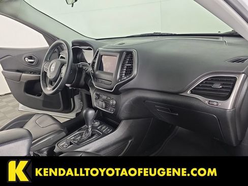 Used 2019 Jeep Cherokee Latitude Plus AWD/4WD image 29