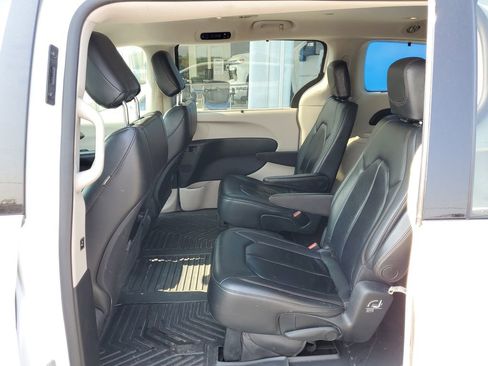 Used 2017 Chrysler Pacifica Touring-L image 12